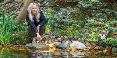Im Garten gibt es einen wunderschönen Teich - ein Kraftort für Simone