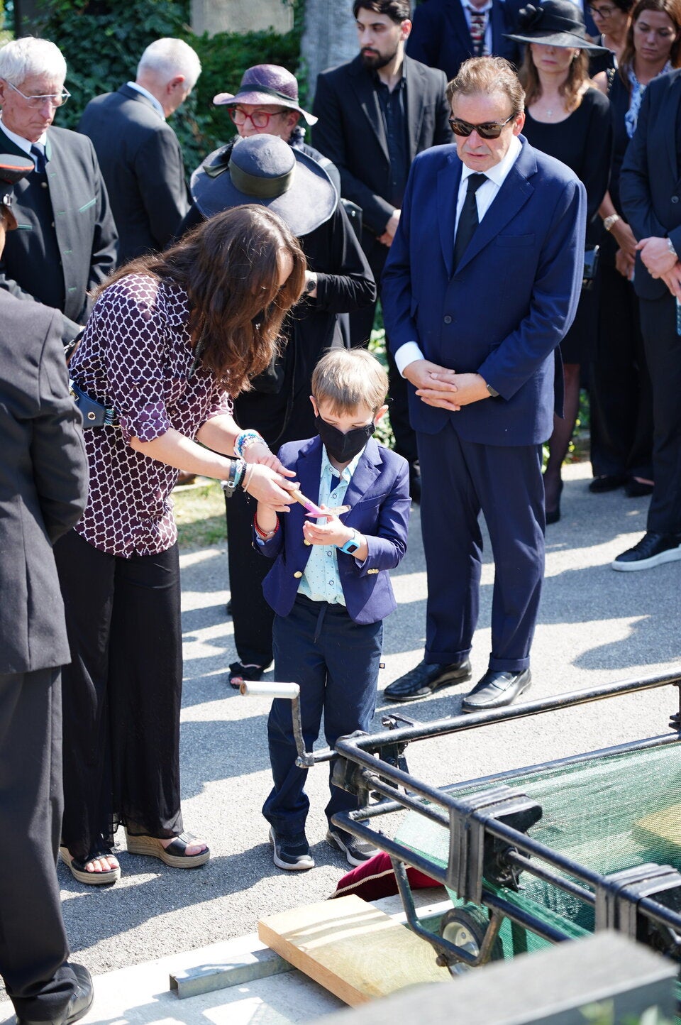 Nadin Jeannine Cutter und ihr Sohn beim Begräbnis