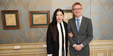 Marina Abramovic und Albertina-Direktor Ralph Gleis.