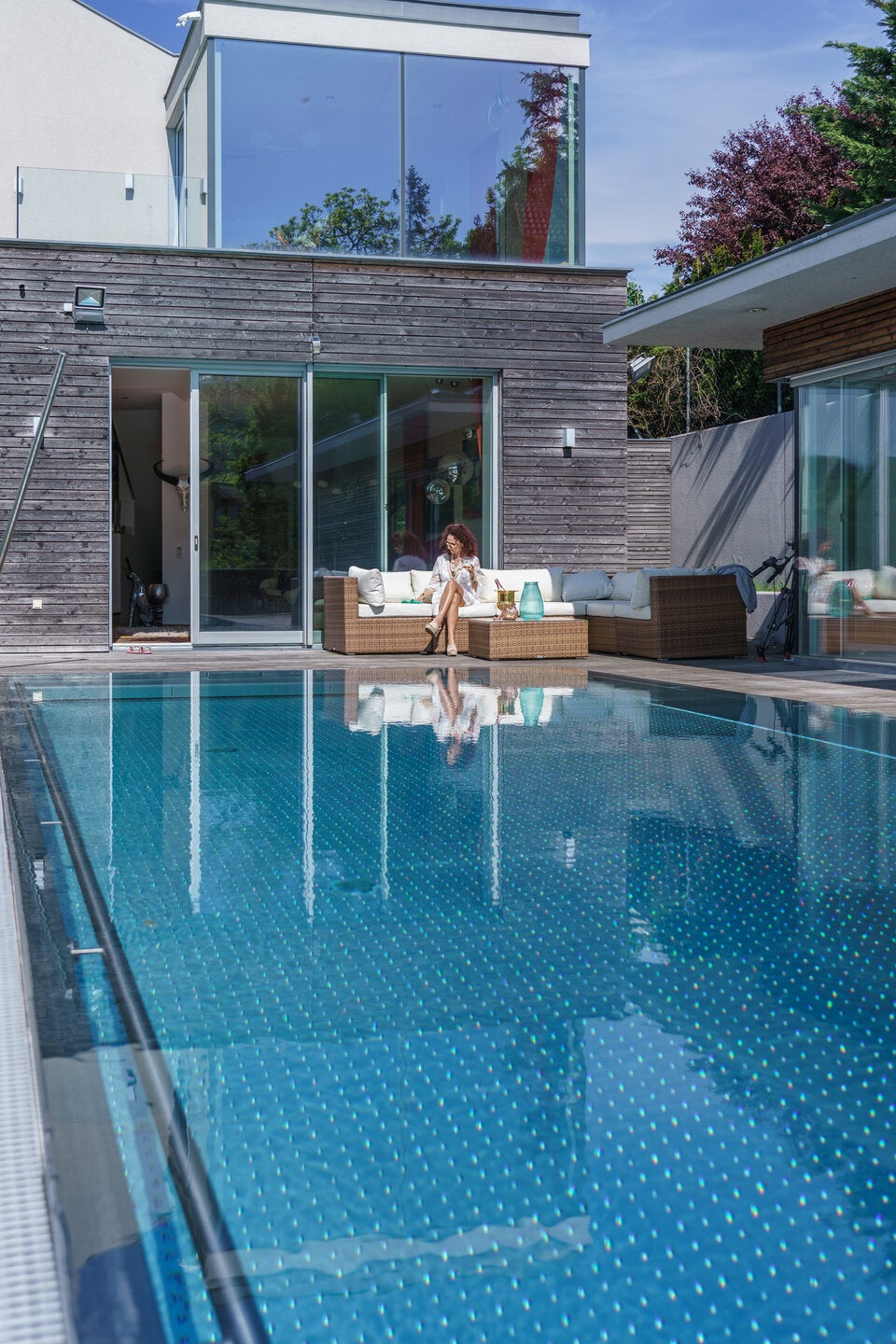 Christina Lugner vor ihrem Pool