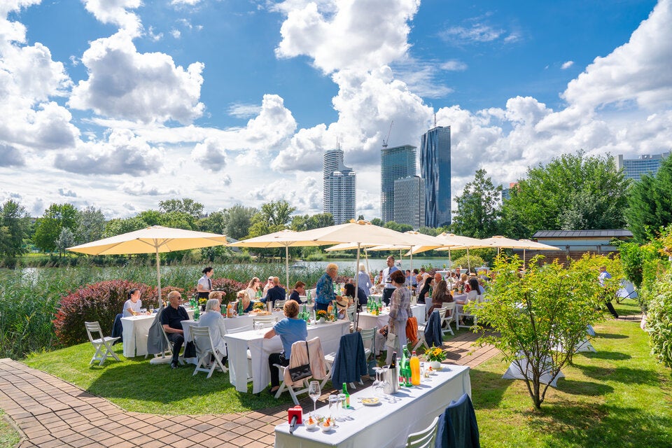 Millesi lud in ihren traumhaften Garten am Ufer der Donau. 