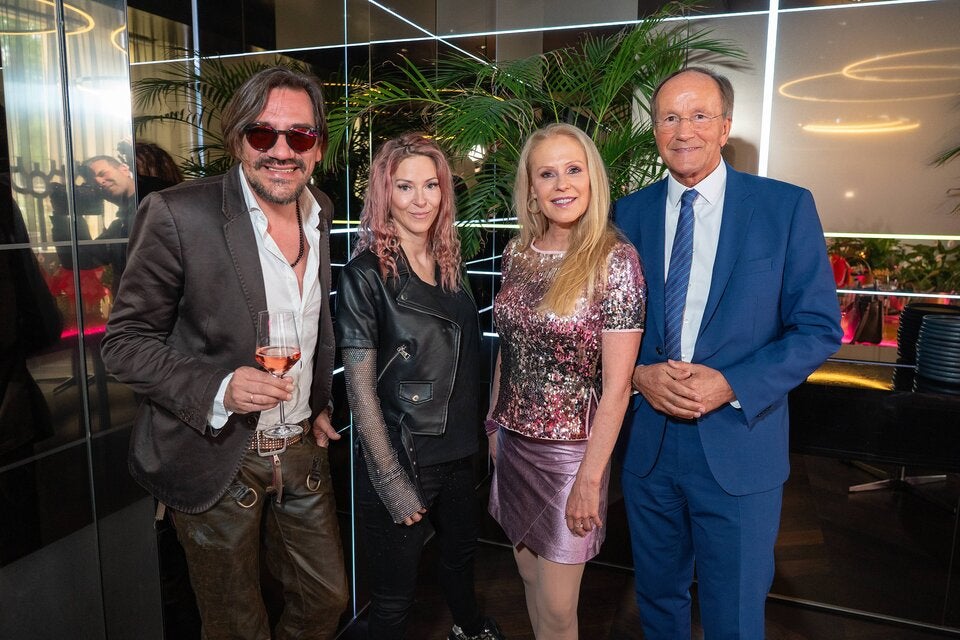 Musiker Stani, Simone Lugner, Ulrike Kriegler und John Harris Boss Ernst Minar schauten beim Empfang vorbei. 