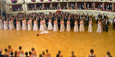 Opernball-Schock: Debütantin kippt um