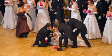 Opernball-Schock: Debütantin kippt um