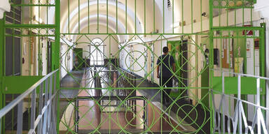 Fl&uuml;chtiger H&auml;ftling versteckte sich hinter Sofa