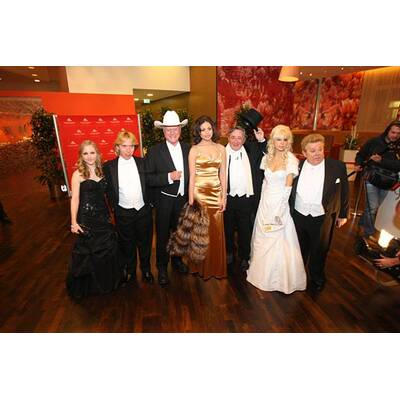 Opernball 2011: Jacqueline Lugner, Helmut Werner, Larry Hagman, Ruby Rubacuori, Richard Lugner, Katzi, Zachi Noy