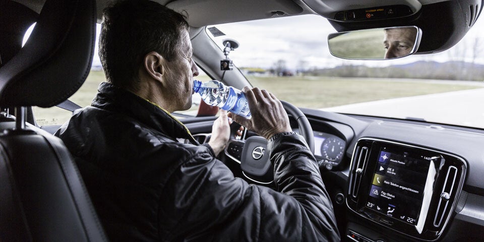 So gefährlich ist Ablenkung am Steuer