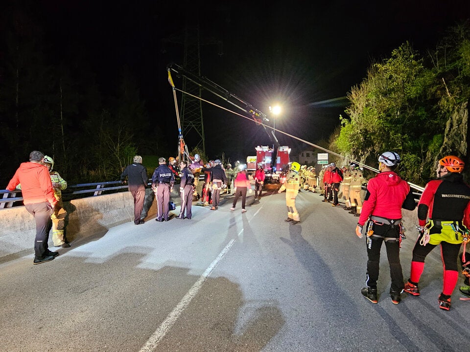 Von Brücke gestürzt