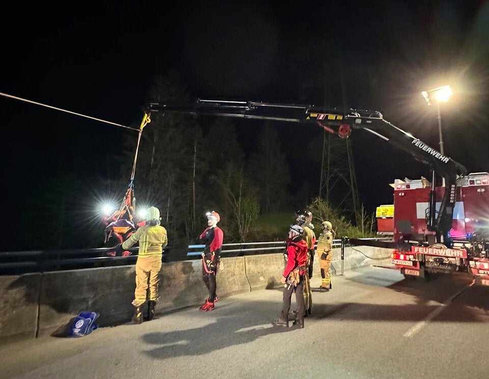 Von Brücke gestürzt