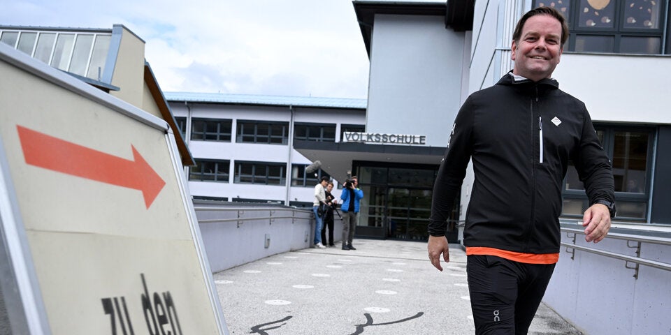 Wut-Oma attackiert FPÖ-Spitzenkandidat bei Stimmabgabe