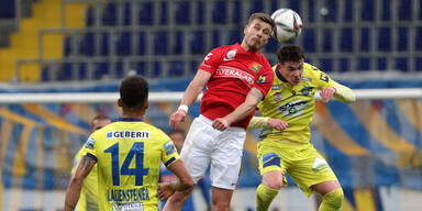 Dominik Starkl (Admira) und Taylor Booth (St.Poelten) im Kopfball-Duell