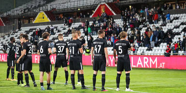 Admira-Spieler vor den eigenen Fans