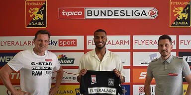 Admira-Trainer Andreas Herzog mit Neuverpflichtung Marlon Mustapha und Sportdirektor Marcel Ketelaer