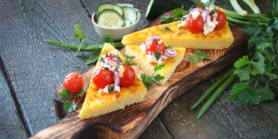 Rombi di polenta auf Zucchini-Paradeisersauce.