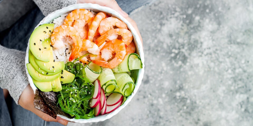 Poke Bowl mit Garnelen und Papaya.