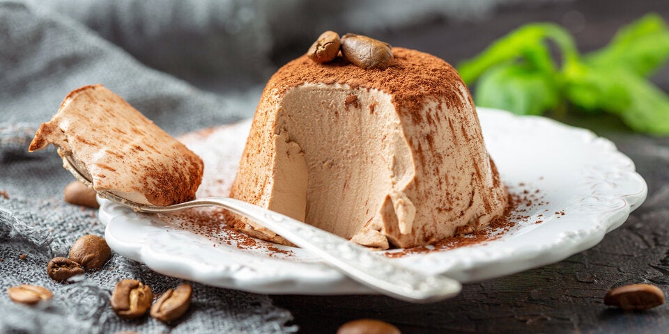 Espresso-Panna-Cotta mit Walnuss-Krokant.