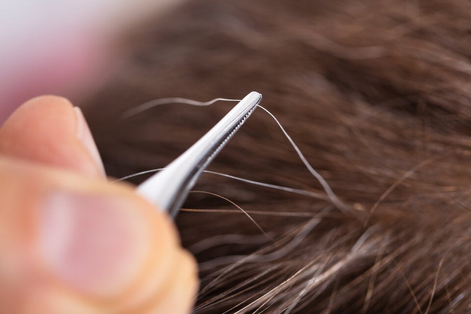 Graue Haare sollten Sie niemals auszupfen.