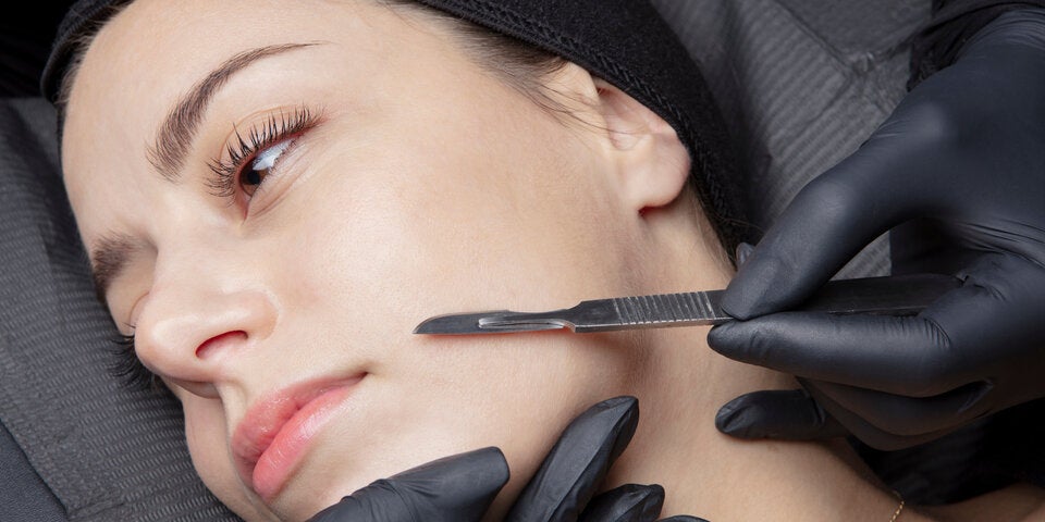 Dermaplaning: Deshalb sollten sich Frauen das Gesicht rasieren