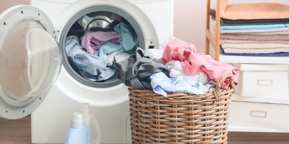 Völlig unnötig: Diese Kleidungsstücke waschen wir zu oft