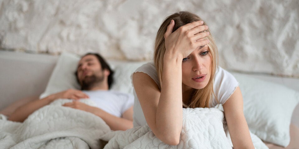Laut einer Studie schlafen Frauen alleine deutlich besser und erholsamer.