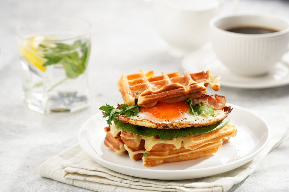 Parmesanwaffeln mit Spiegelei.