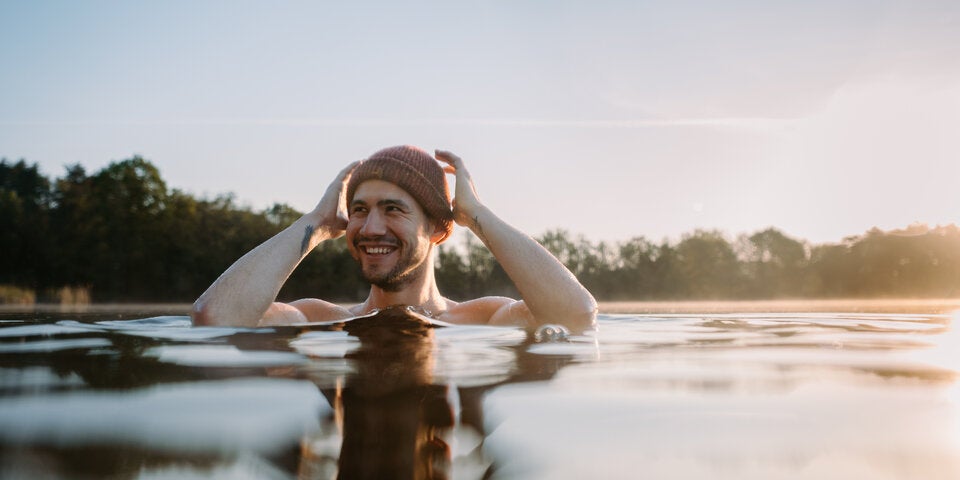 Eine Mütze auf dem Kopf macht den Kälteschock beim Baden etwas erträglicher.  