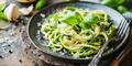 Zucchinispaghetti Low Carb.
