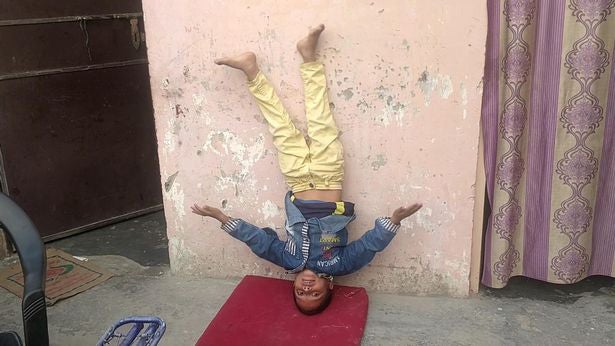 Kurios: Bub (6) wird als Affengott verehrt