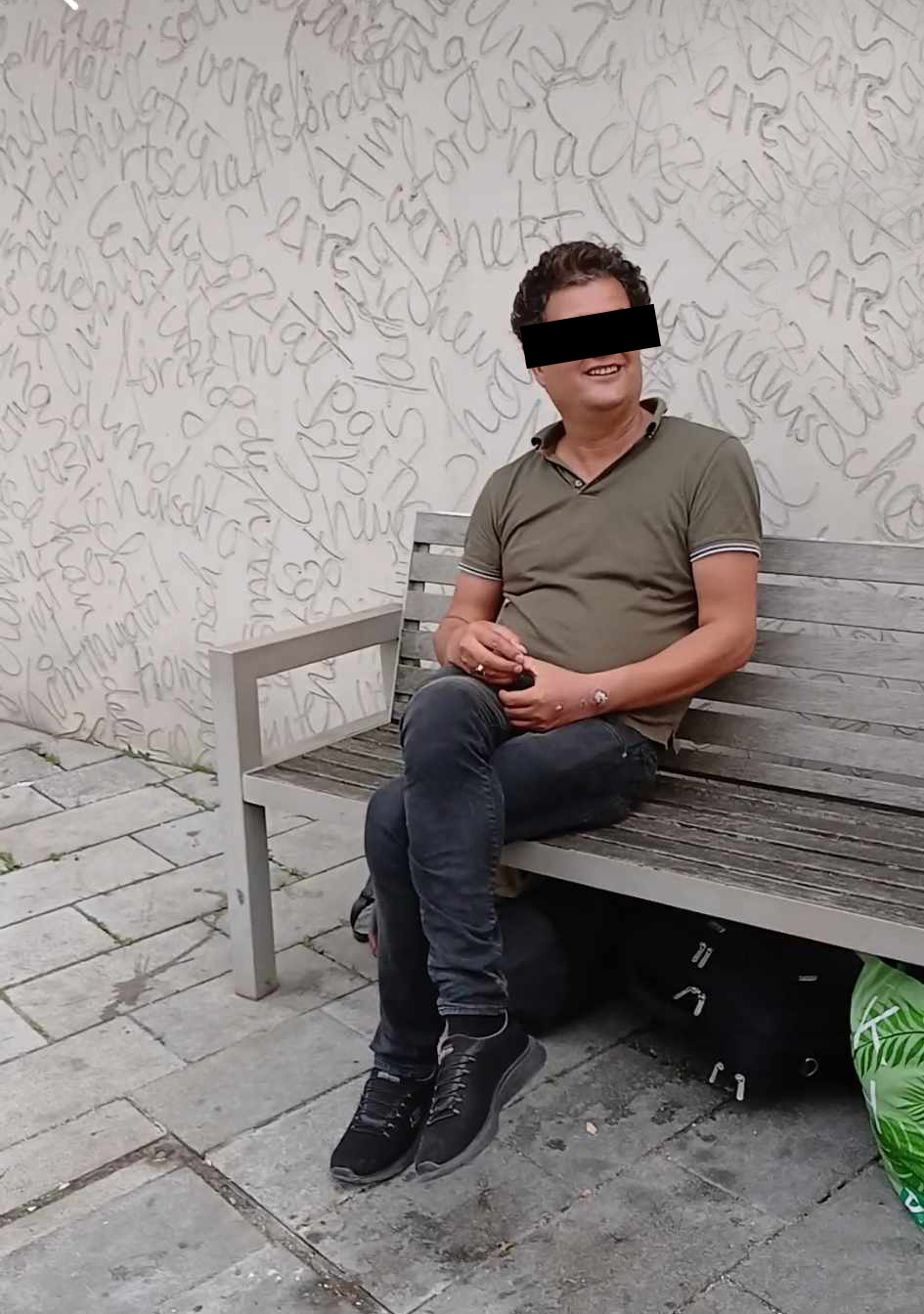 Hier lacht der Afghane - unmittelbar nach der blutigen Gürtel-Attacke