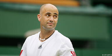 Agassi musste Haare lassen