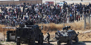 Syrische Flüchtlinge stürmen die Türkei