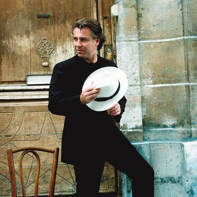 Rihanna - Queen of Downloads