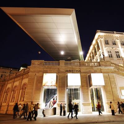 Rihanna - Queen of Downloads