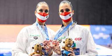 Österreichs Schwim-Duo Anna Maria and Eirini Alexandri