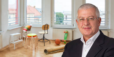 Alfred H Fritz in einer Wohnung