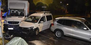 Alkolenker in Favoriten krachte gegen Parkbank und in Autos