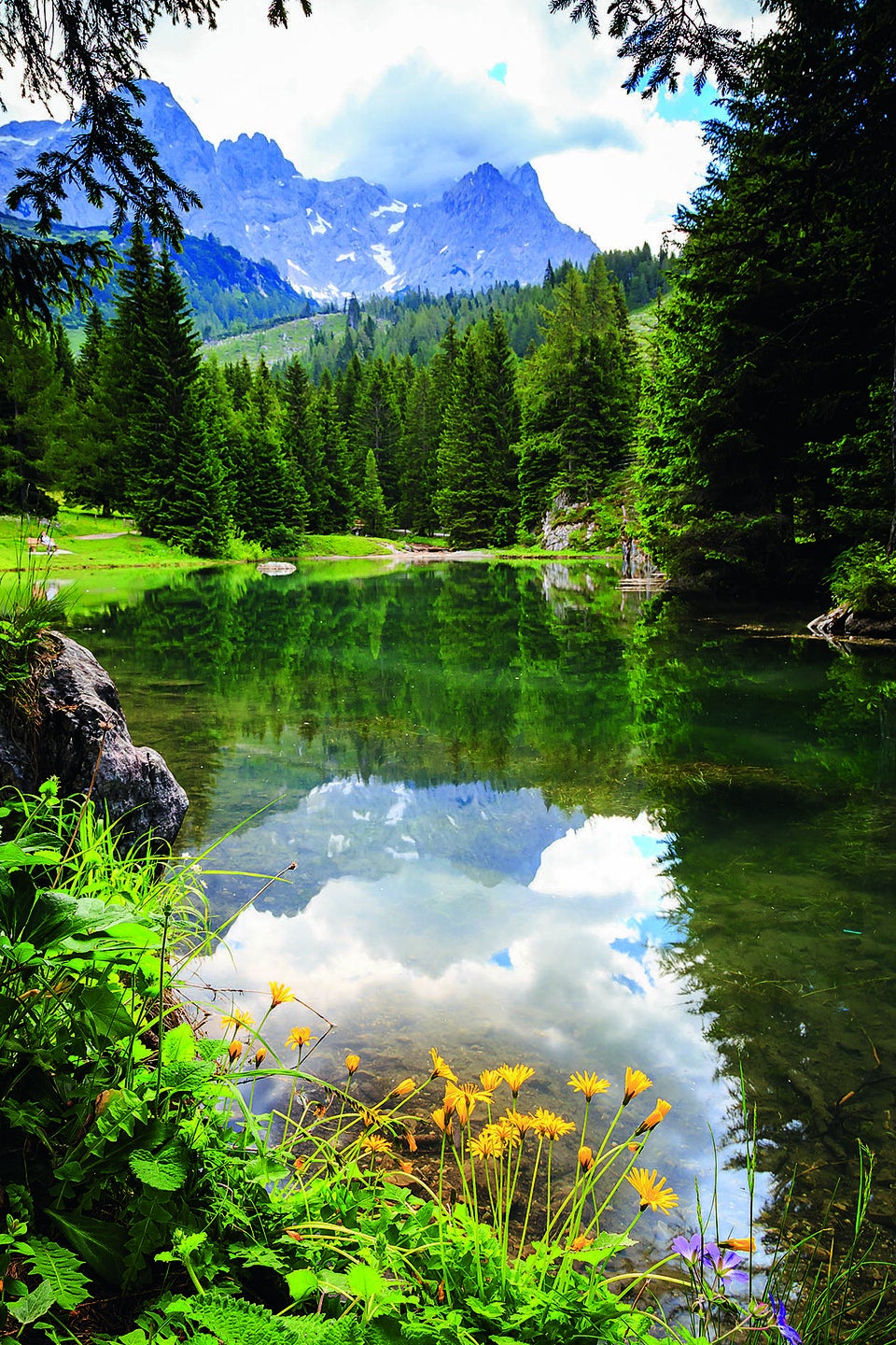 Hochkesselkopf und Torstein spiegeln sich im malerischen Almsee. 