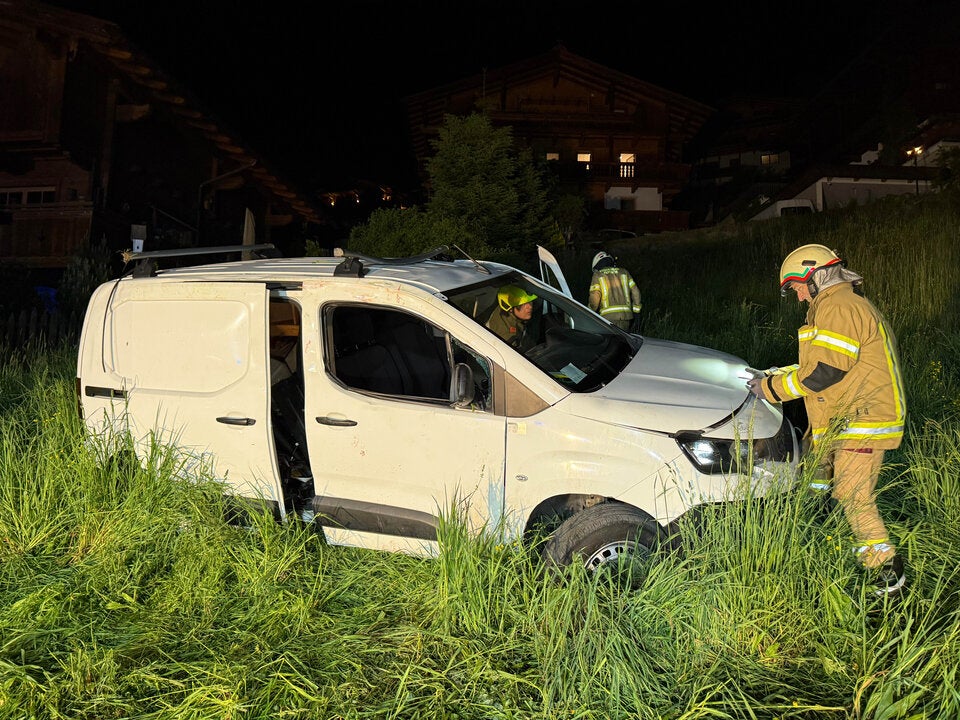 Fahrer rausgeschleudert – Kleinlaster stürzt 30 Meter ab