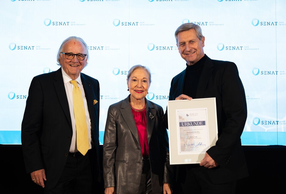 Berufung von Gerhard Brix (rechts) in den Senat der Wirtschaft durch Präsidentin Benita Ferrero-Waldner (Mitte) und Vorstandsvorsitzenden Hans Harrer (links).