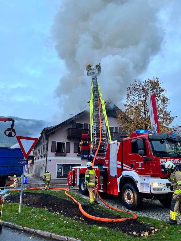 Brand eines Mehrfamilienhauses im Zentrum von Altenmarkt im Pongau