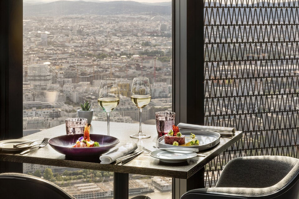 Fine-Dining with a view im DC Tower in Wien.