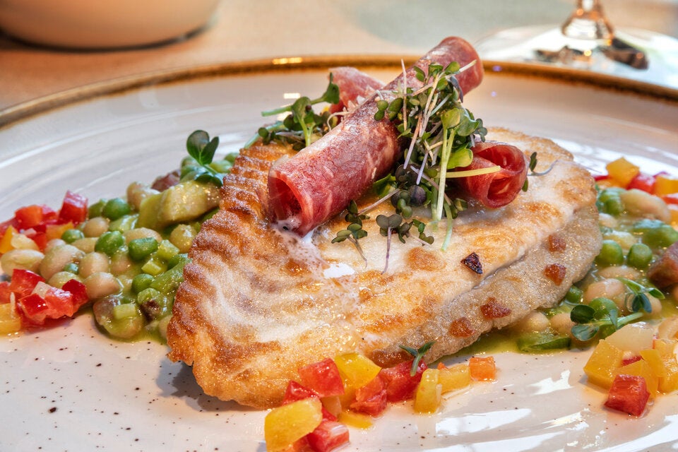 Zartes Steinbuttfilet mit Ibérico-Trüffelröllchen.