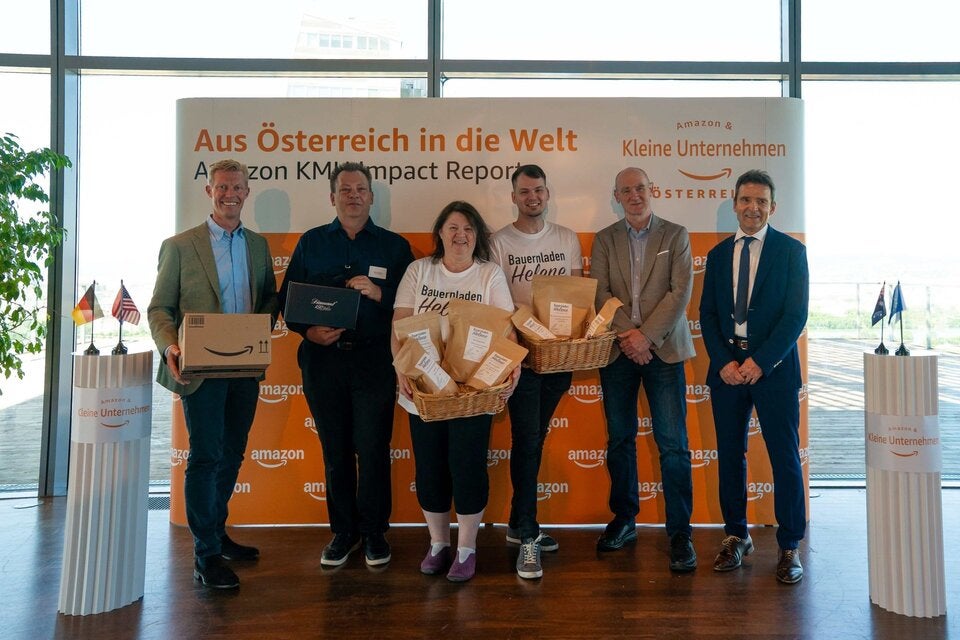 Amazon präsentierte den „KMU Impact Report: Yorck von Mirbach, Österreich Lead Amazon; Markus Windisch, Shoes4Dancers; Helene & Julian Ziniel, Bauernladen Helene; Prof. Rico Baldegger, Vorstand ICSB; Thomas Oberholzner, Geschäftsführer KMU Forschung Austria(v. l.n.r.)