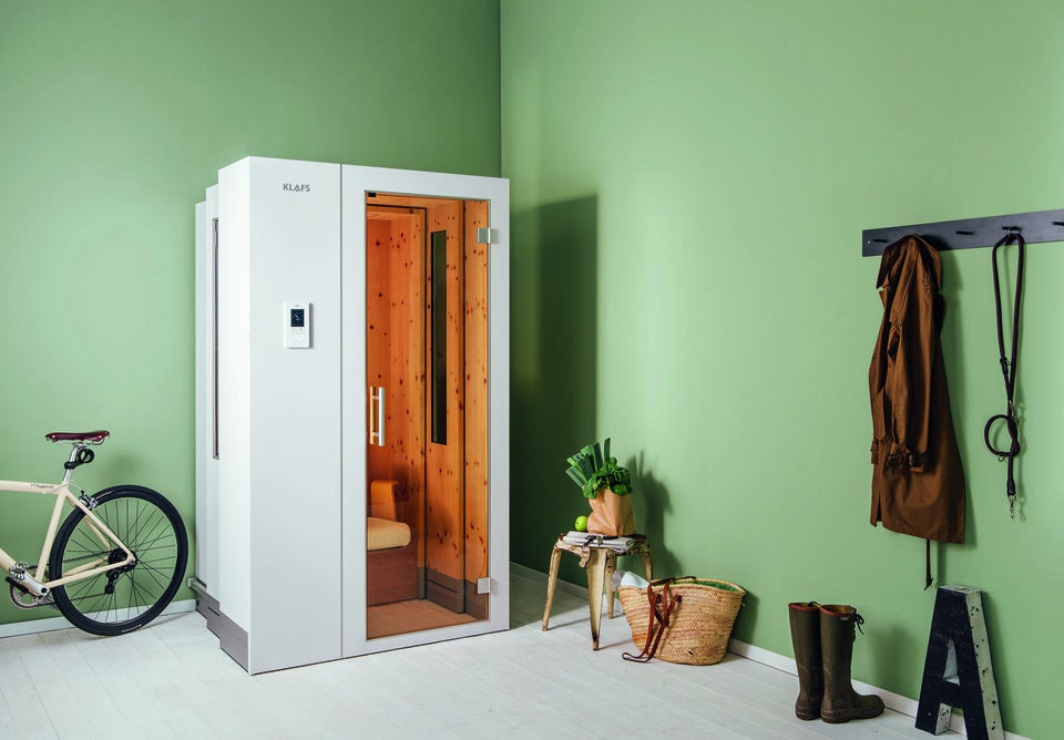 Die Klafs Infrarot-Kabine S1 misst im eingefahrenen Zustand nur 45 cm in der Tiefe. Sie lässt sich auf Knopfdruck ganz einfach ausfahren und bietet dann viel Raum für den behaglichen Wohlfühltraum.klafs.at 