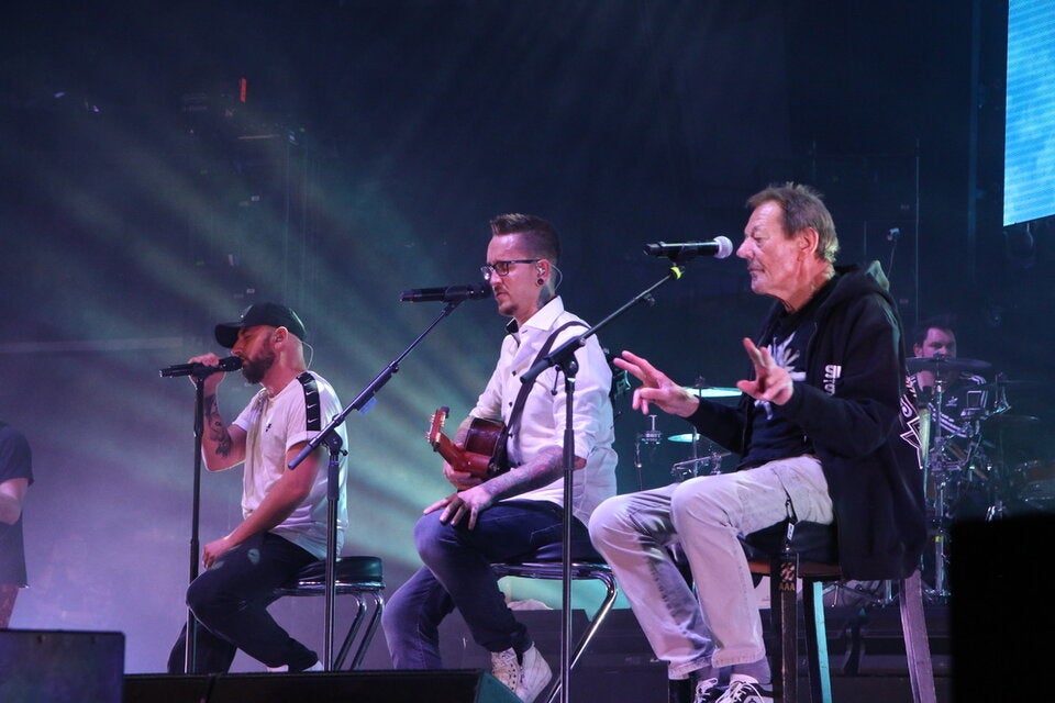 Selier und Speer auf der Bühne mit Wolfgang Ambros