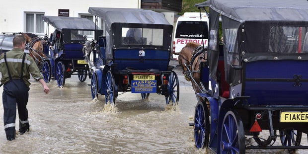 Unwetter legen Bahnstrecken lahm