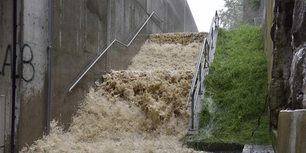 Unwetter legen Bahnstrecken lahm