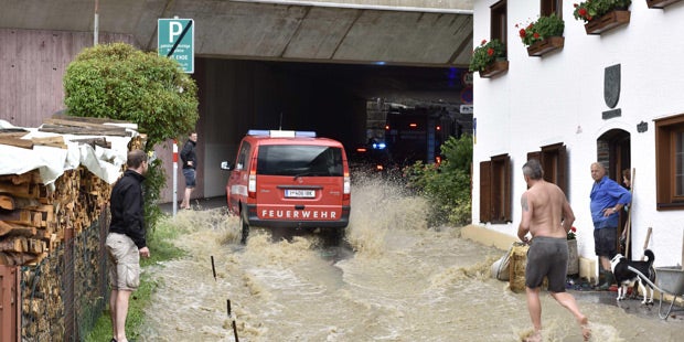 Unwetter legen Bahnstrecken lahm