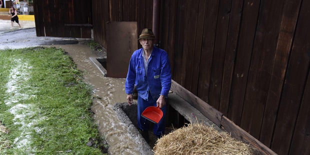 Unwetter legen Bahnstrecken lahm