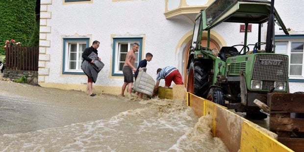 Unwetter legen Bahnstrecken lahm